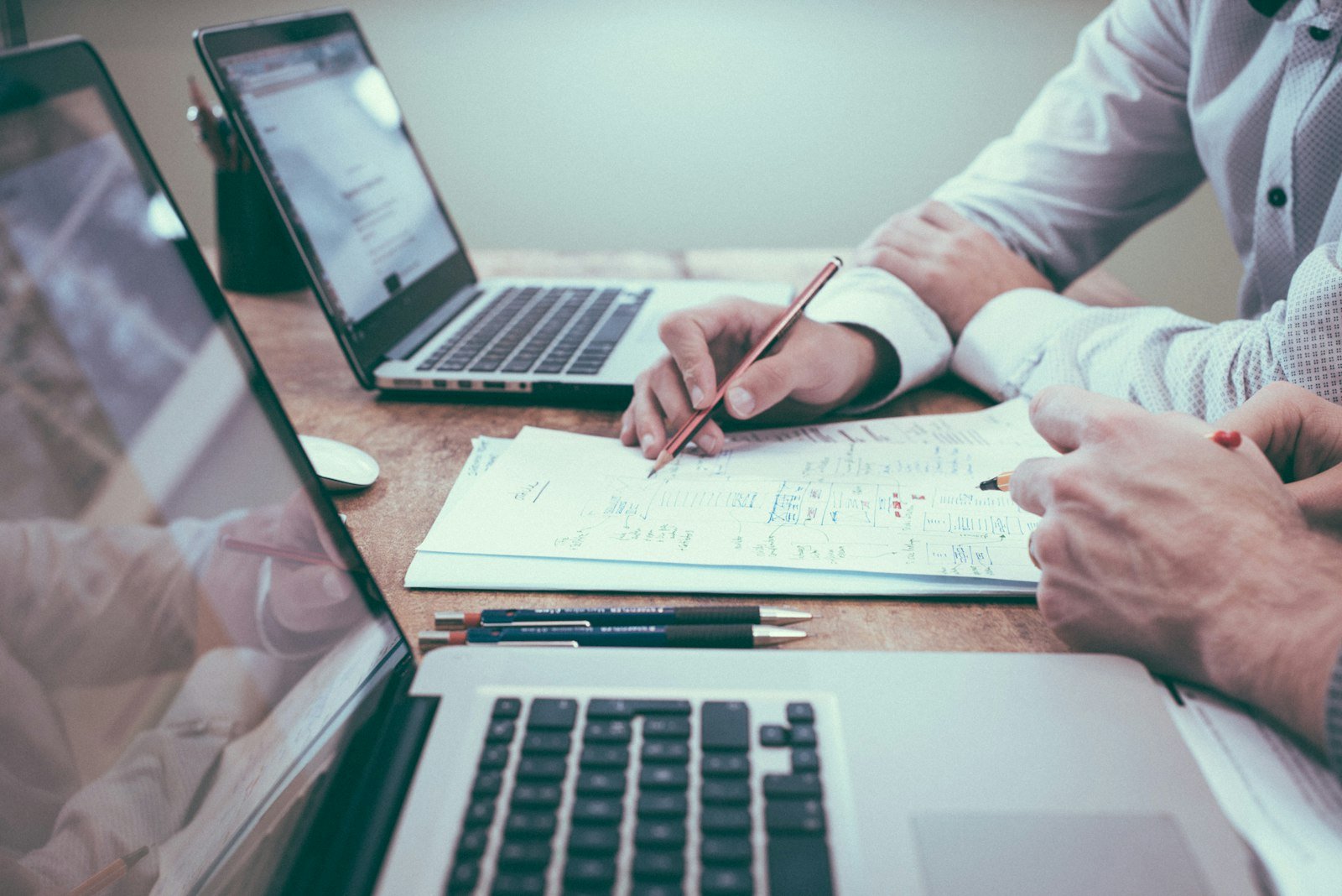 Pessoa analisando relatórios e dados financeiros em laptop