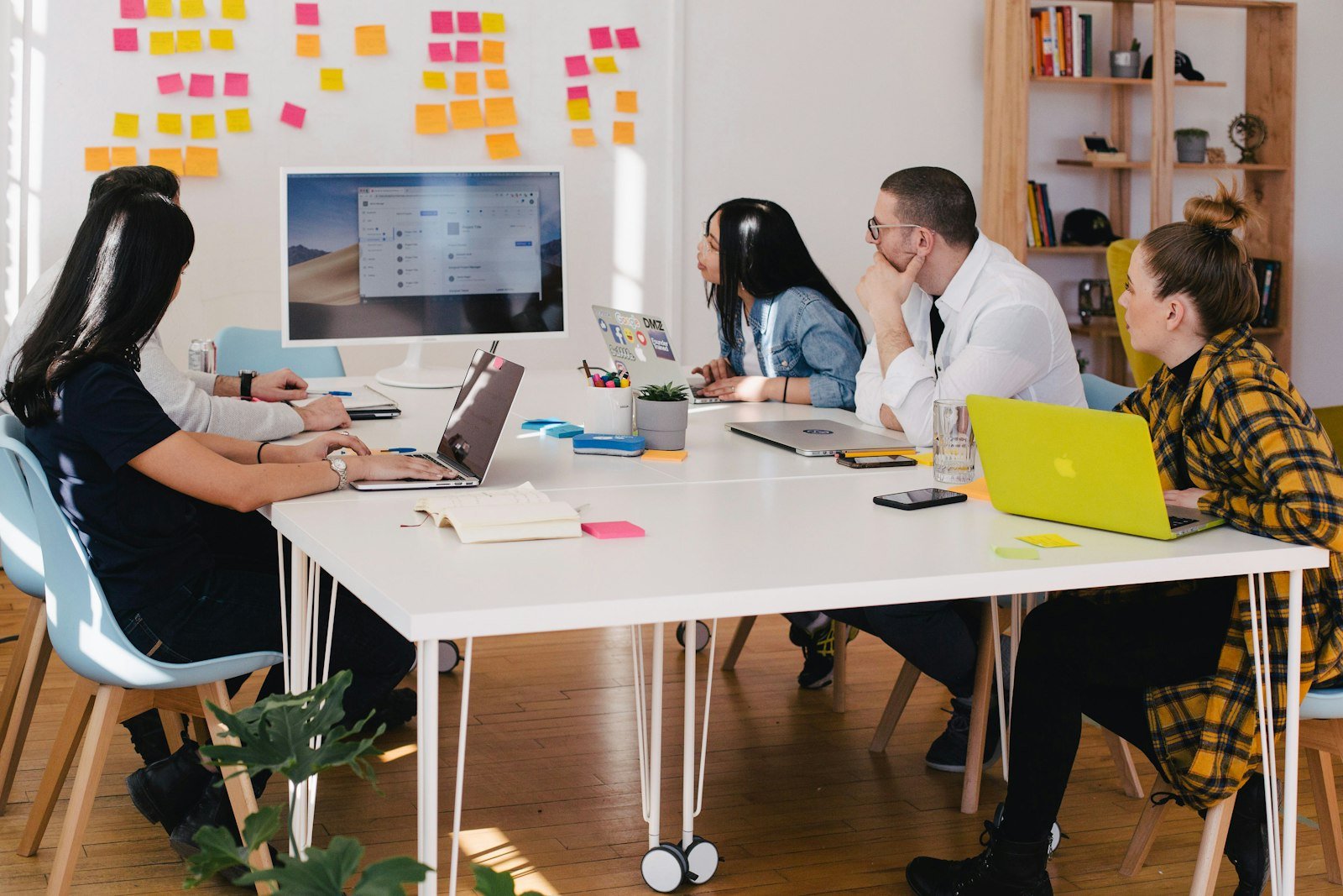Equipe trabalhando em ambiente corporativo com foco em produtividade e colaboração